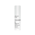 Aplicación Skinretin crema renovadora con retinol en rostro