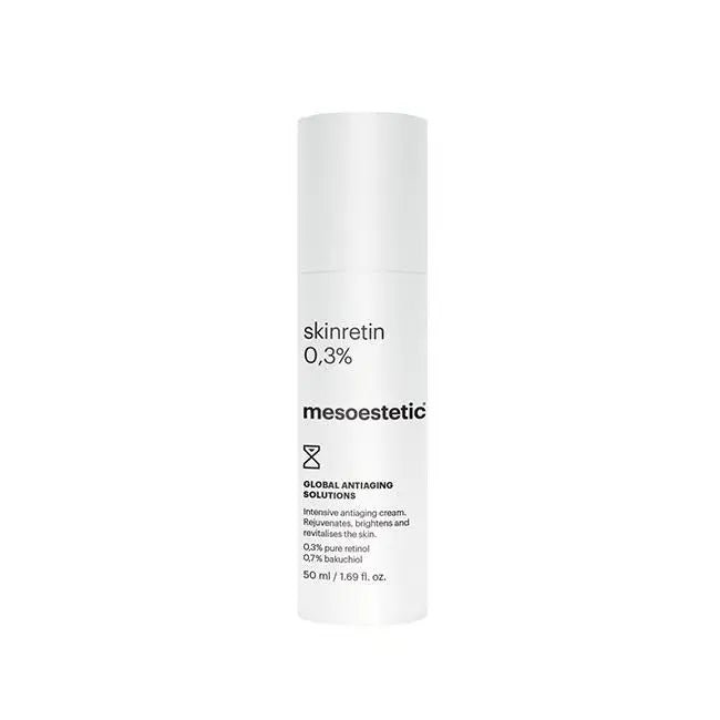 Aplicación Skinretin crema renovadora con retinol en rostro