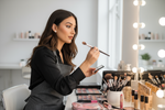Mujer joven de 27 años con rasgos españoles que se dedica al makeup